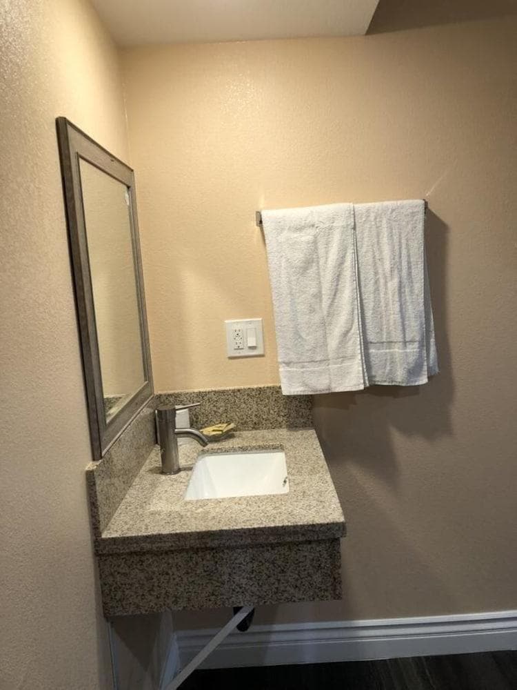 Holly Crest Hotel