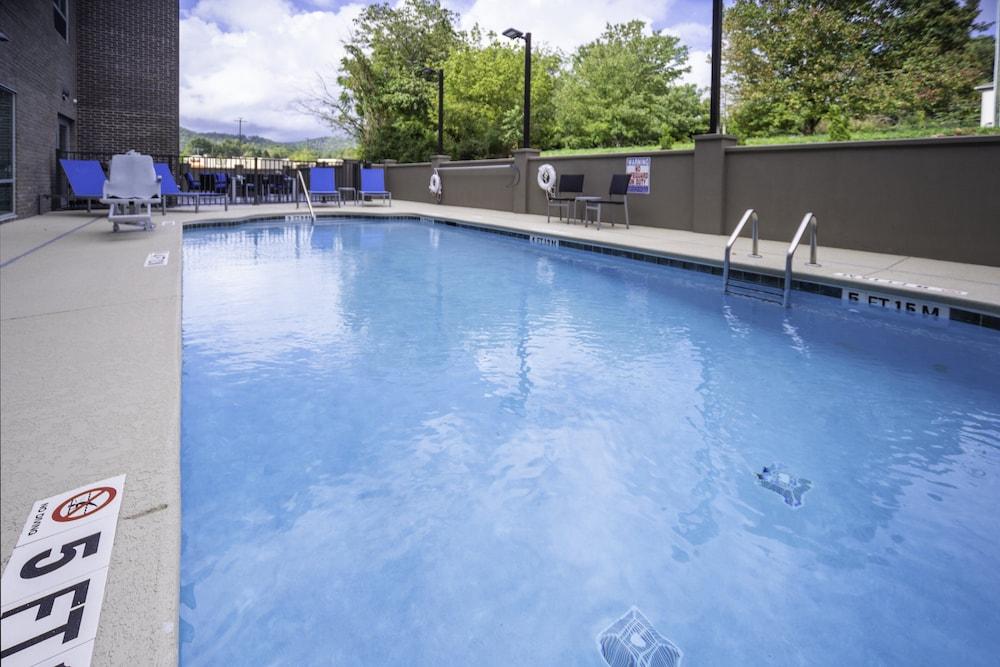 Holiday Inn Express & Suites Brevard - City Center