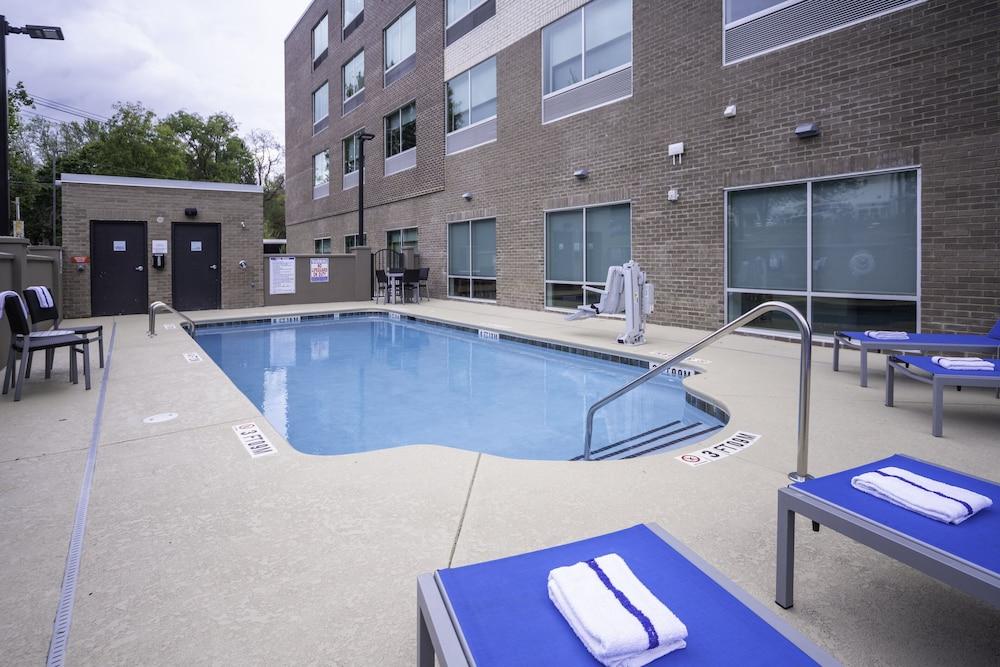 Holiday Inn Express & Suites Brevard - City Center