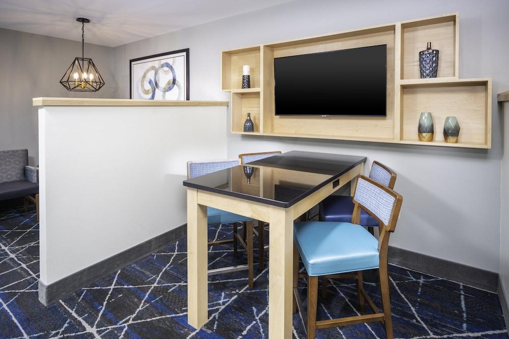 Holiday Inn Express & Suites Brevard - City Center