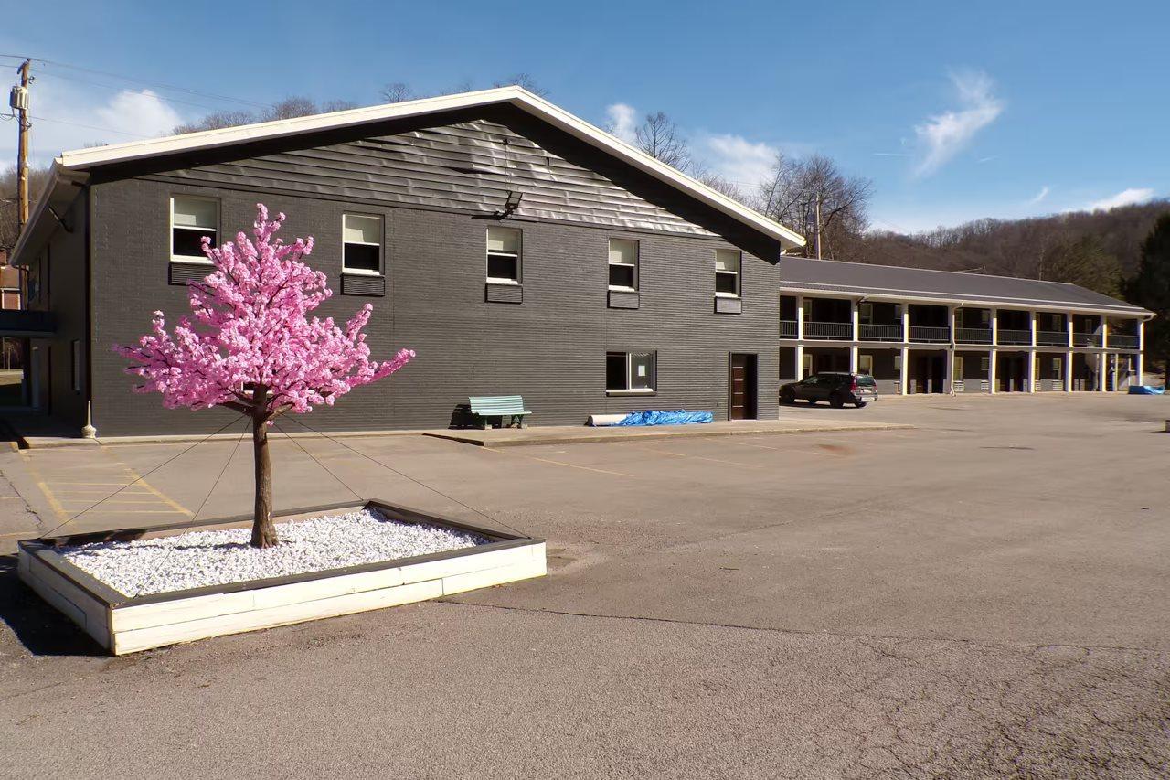 Elkins Economy Inn