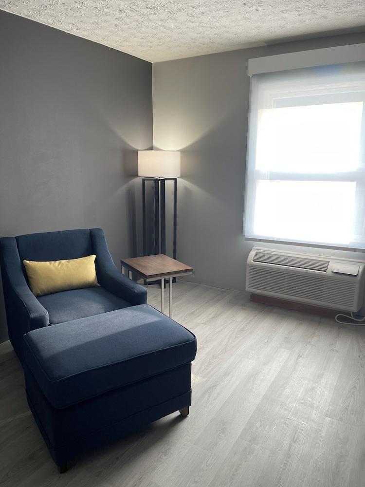 Elkins Economy Inn