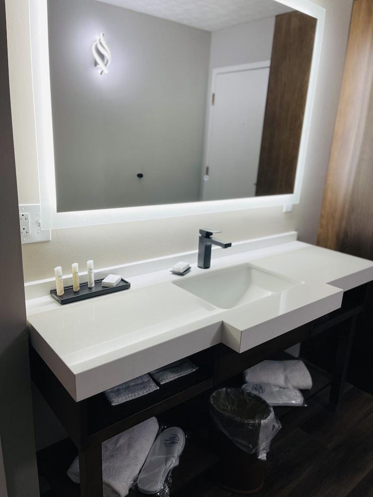 Elkins Economy Inn