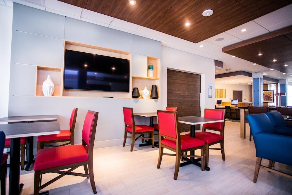 Holiday Inn Express & Suites Rehoboth Beach