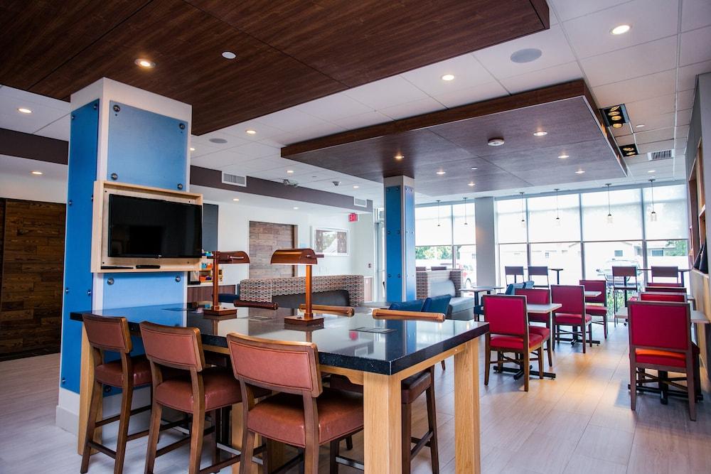Holiday Inn Express & Suites Rehoboth Beach