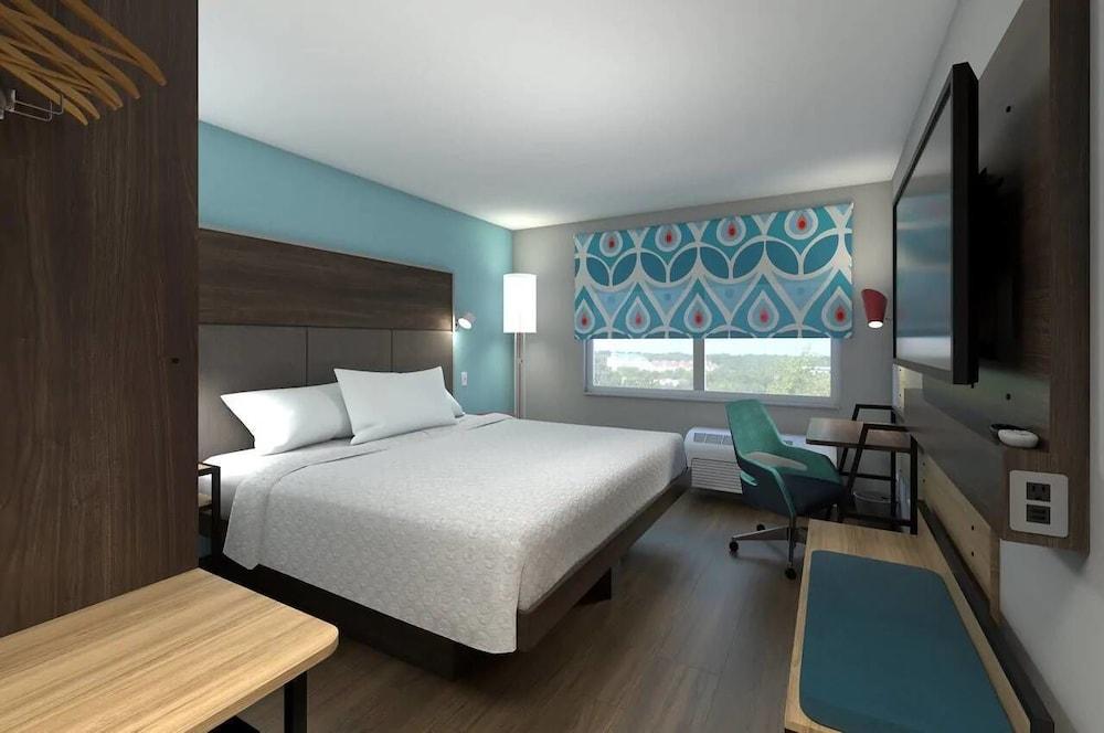 Tru by Hilton Clarksville