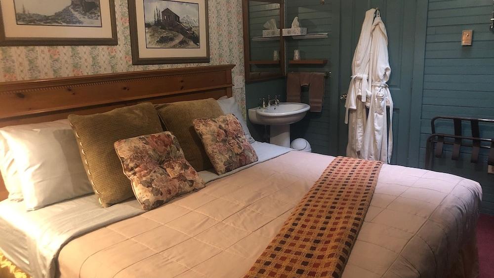The Villa Dallavalle Historic Inn