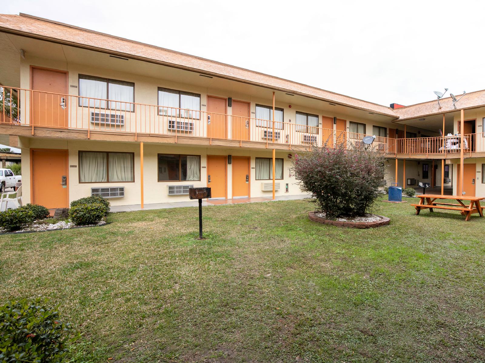Hotel Lake Charles Hwy 10 by OYO Rooms