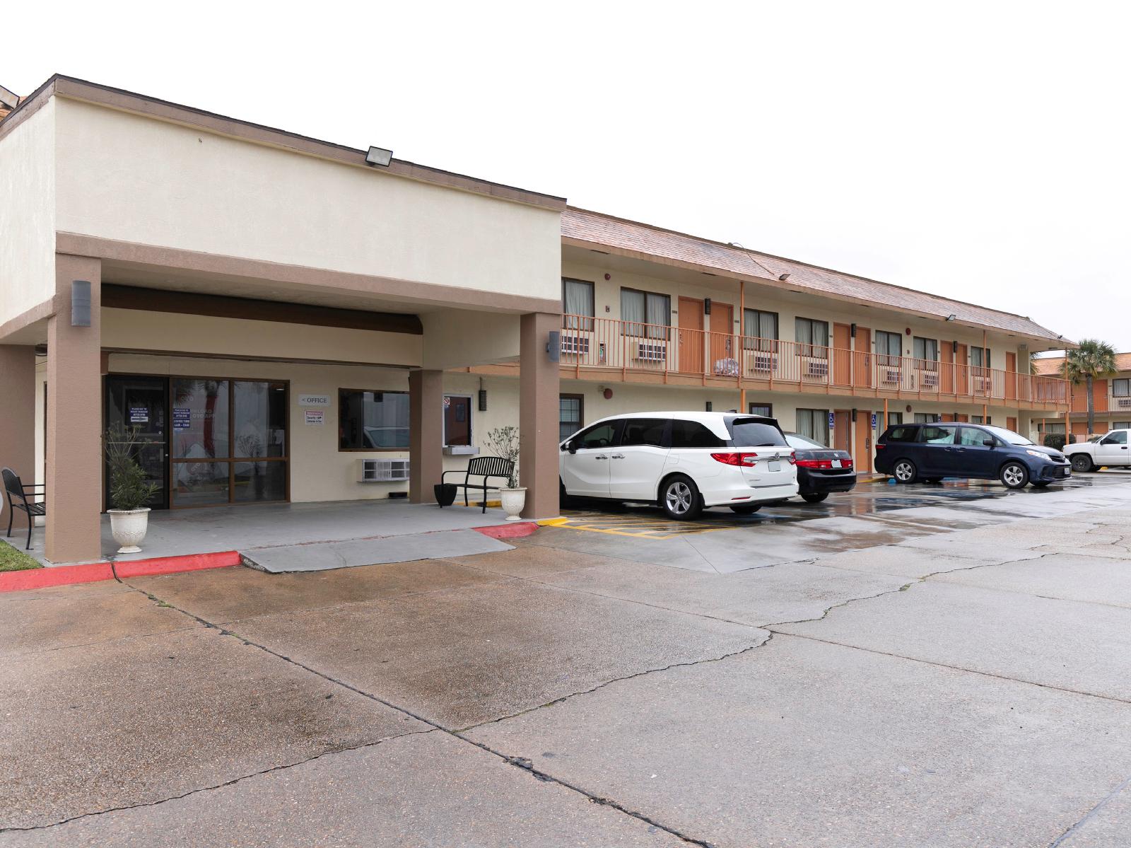 Hotel Lake Charles Hwy 10 by OYO Rooms