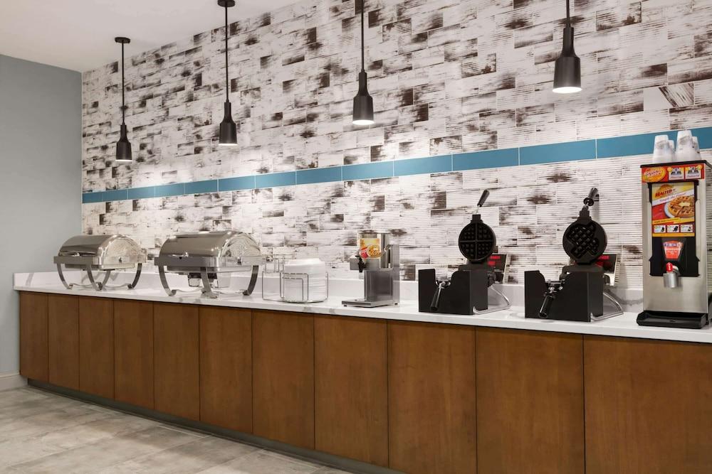 La Quinta Inn & Suites by Wyndham College Station North