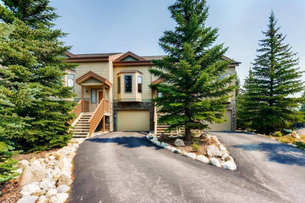 Lakepointe Court Town Homes by CRMR