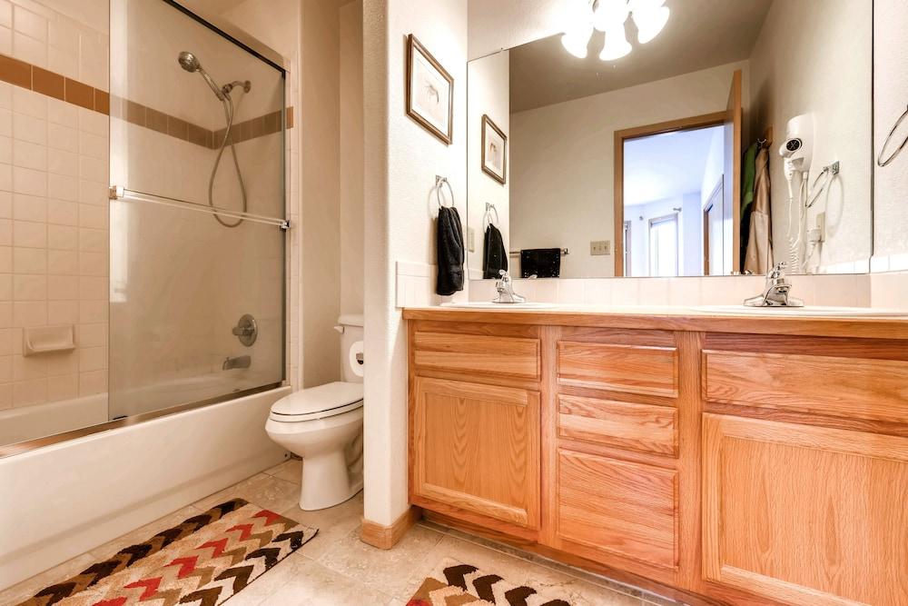 Lakepointe Court Town Homes by CRMR