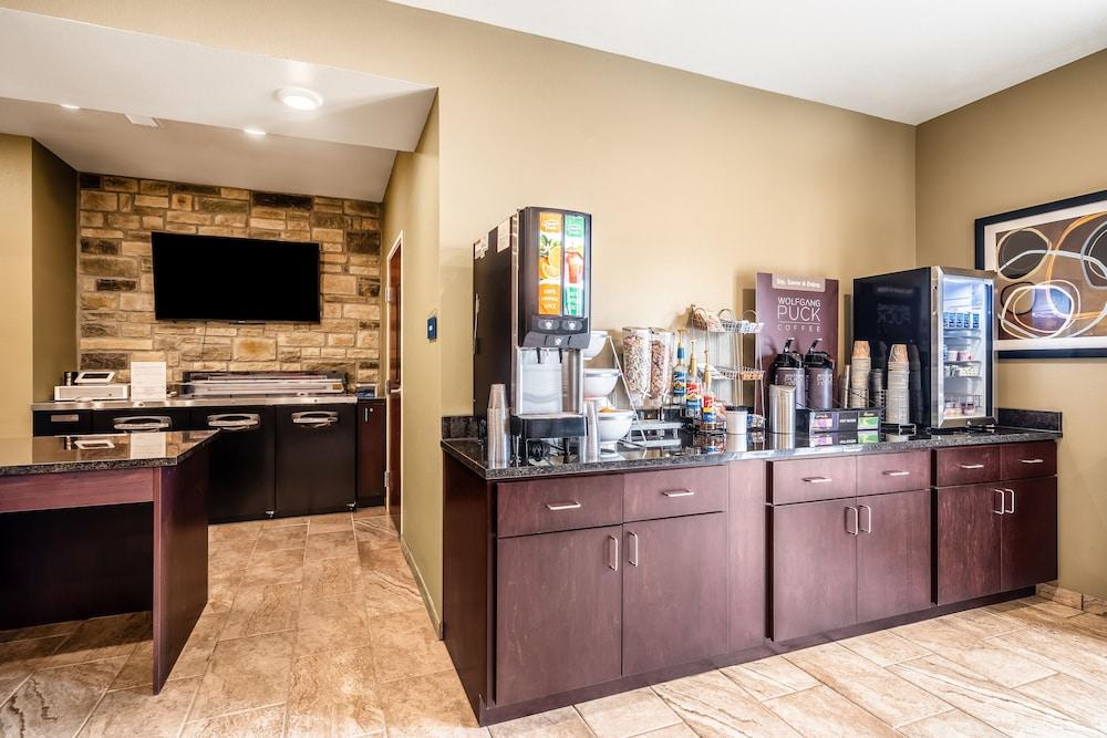Cobblestone Inn & Suites