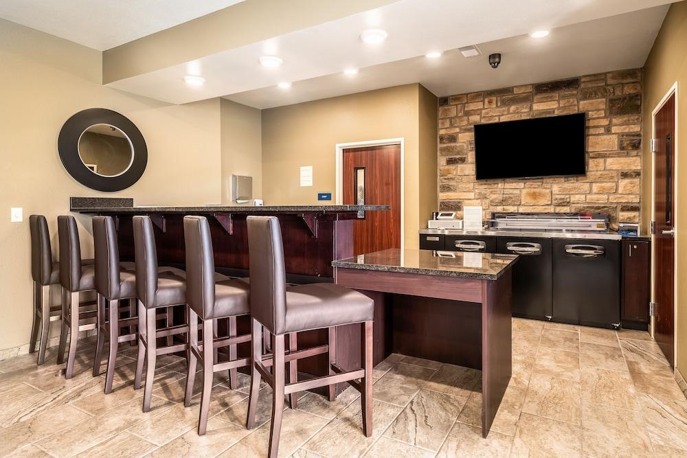 Cobblestone Inn & Suites