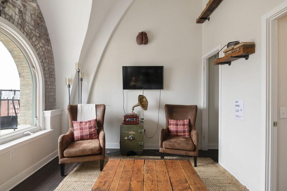 Divine Lorraine Apartment Hotel