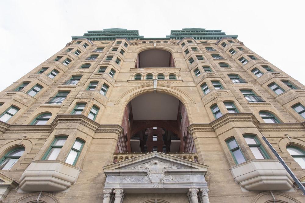 Divine Lorraine Apartment Hotel