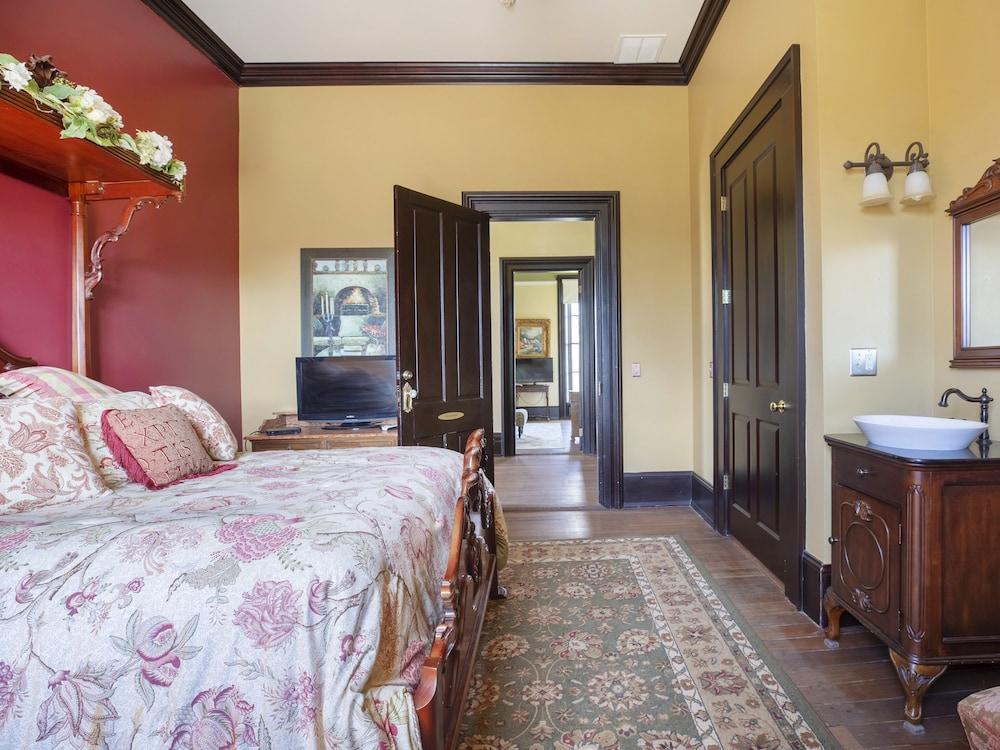 Hotel Falls Of Rough KY Route 110 by OYO Rooms