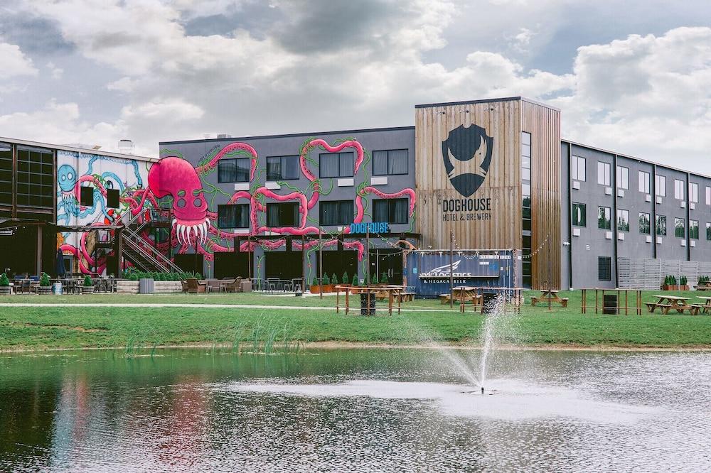 Doghouse Hotel & Brewery