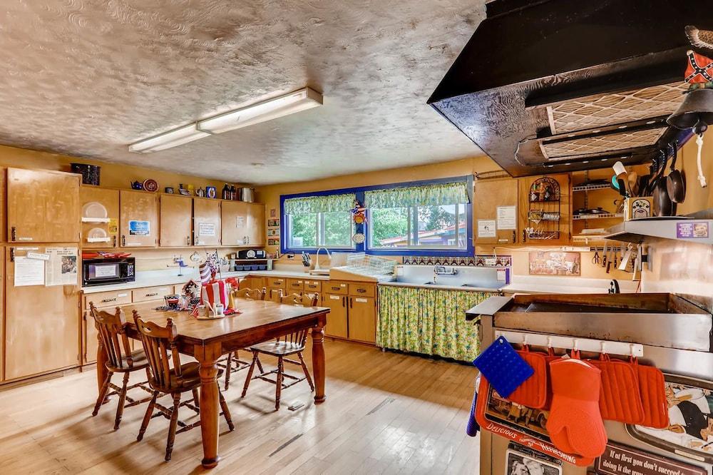 Inn The Clouds Hostel & Inn