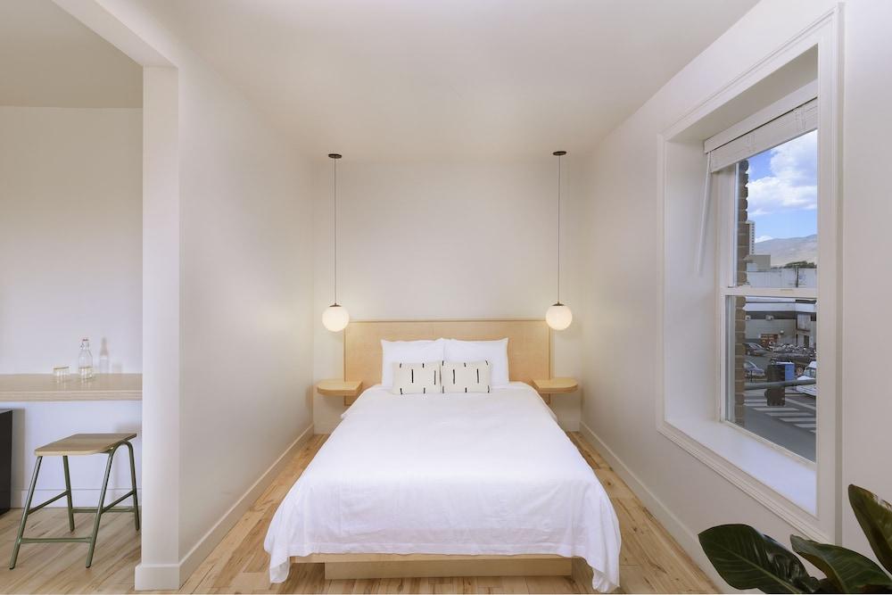 The Jesse Hotel & Bar