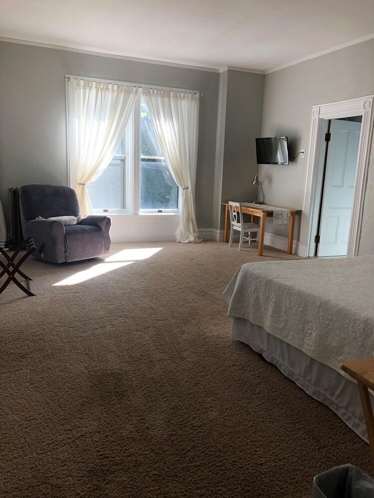 Hatch House Bed & Breakfast