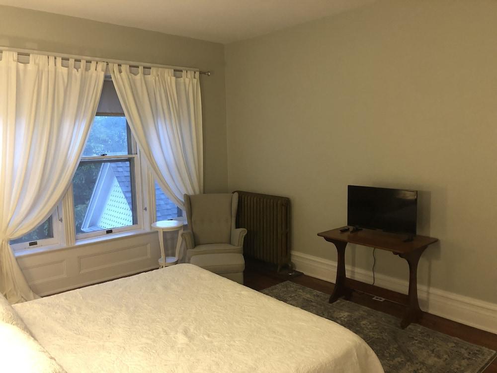 Hatch House Bed & Breakfast