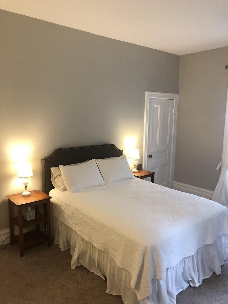 Hatch House Bed & Breakfast