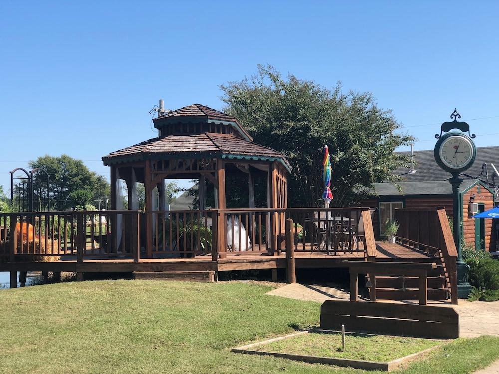 Bullwinkle’s Rustic Motel