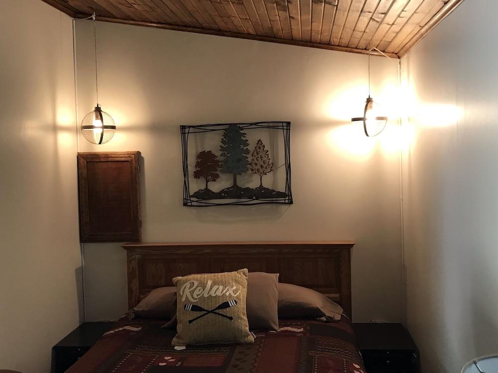 Bullwinkle’s Rustic Motel