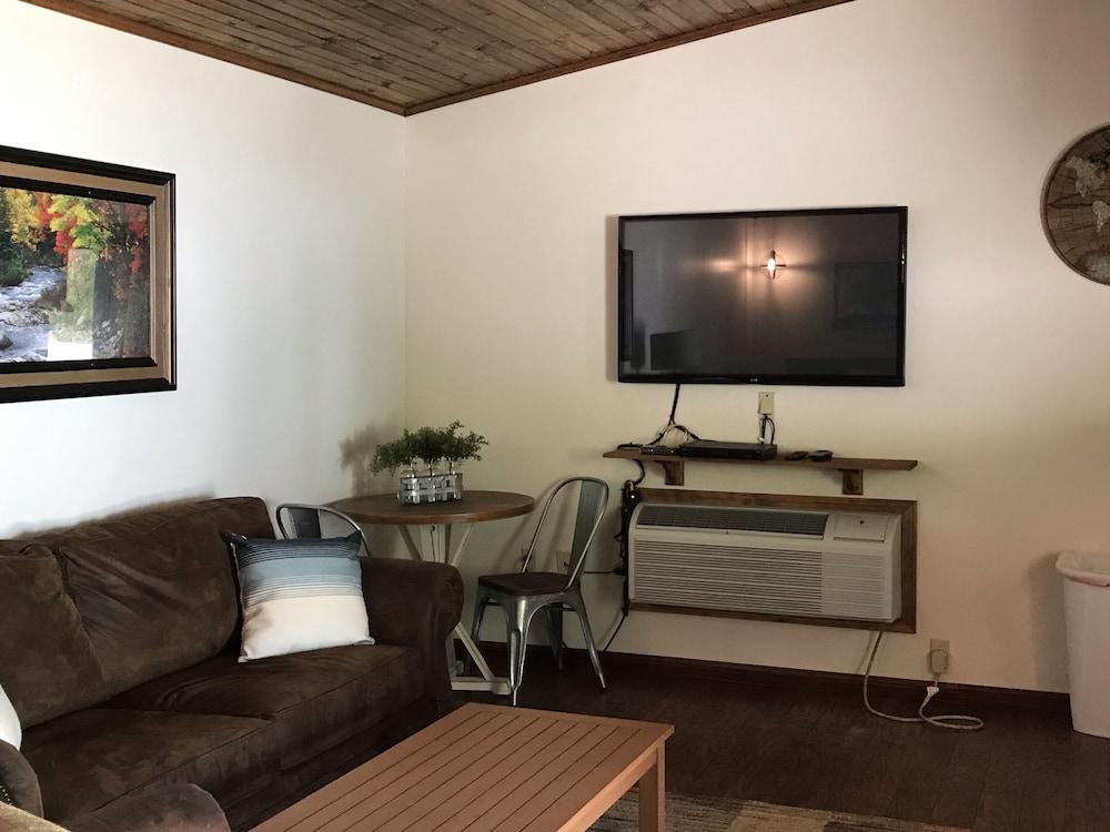 Bullwinkle’s Rustic Motel
