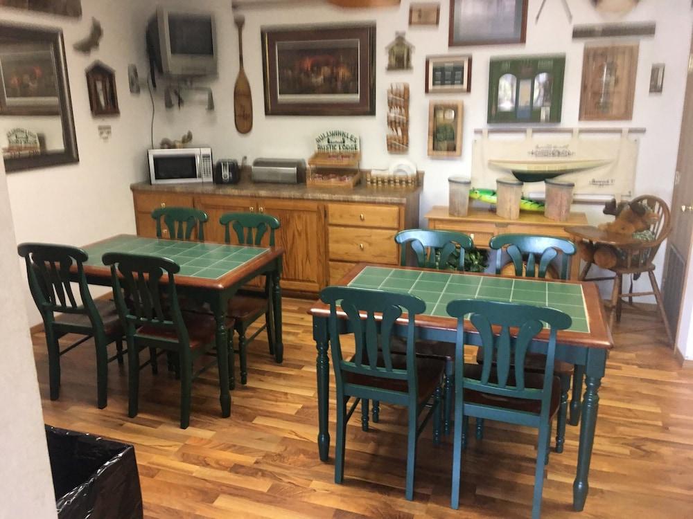 Bullwinkle’s Rustic Motel
