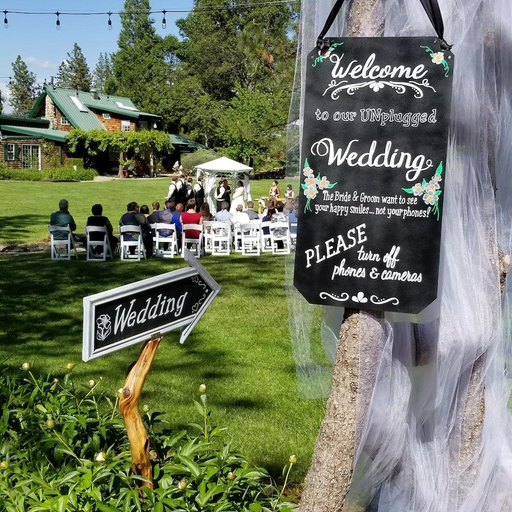 The Davies Family Inn at ShadowRidge Road