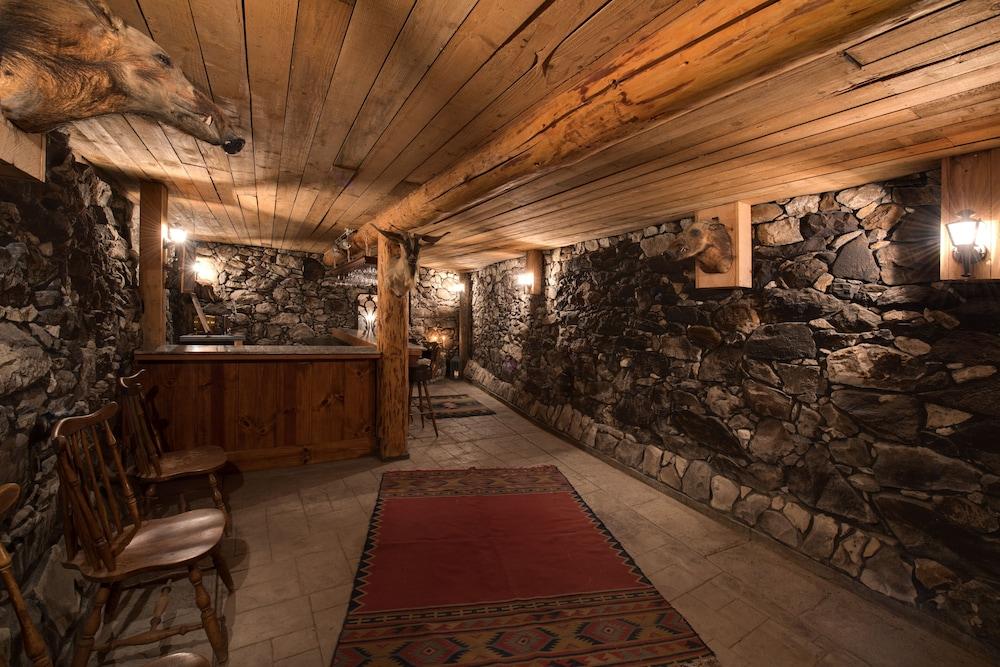 The Davies Family Inn at ShadowRidge Road
