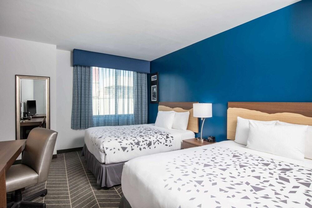 La Quinta Inn and Suites by Wyndham Long Island City