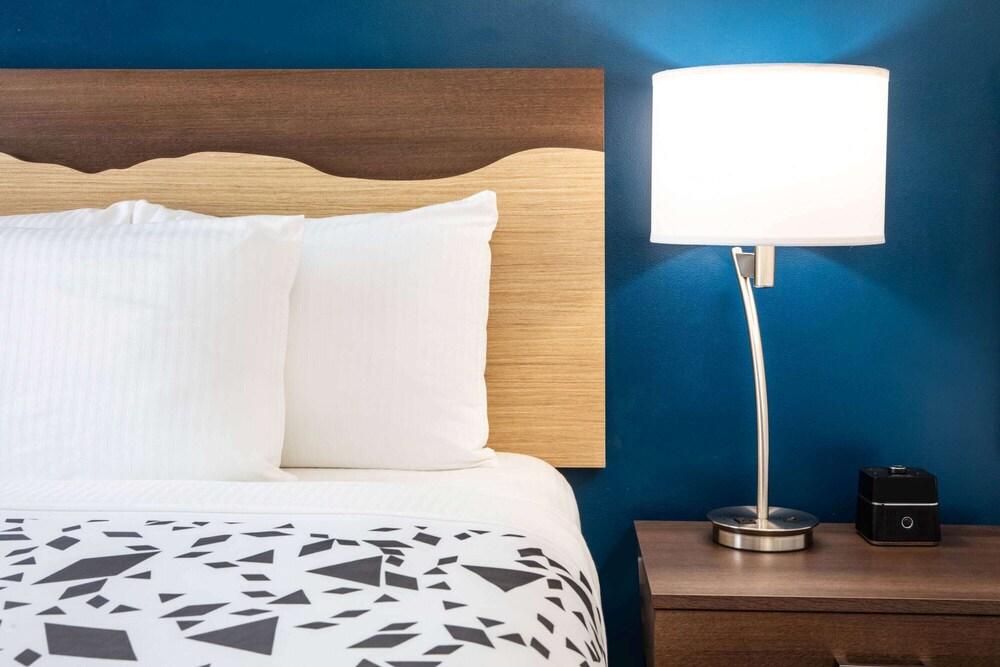 La Quinta Inn and Suites by Wyndham Long Island City