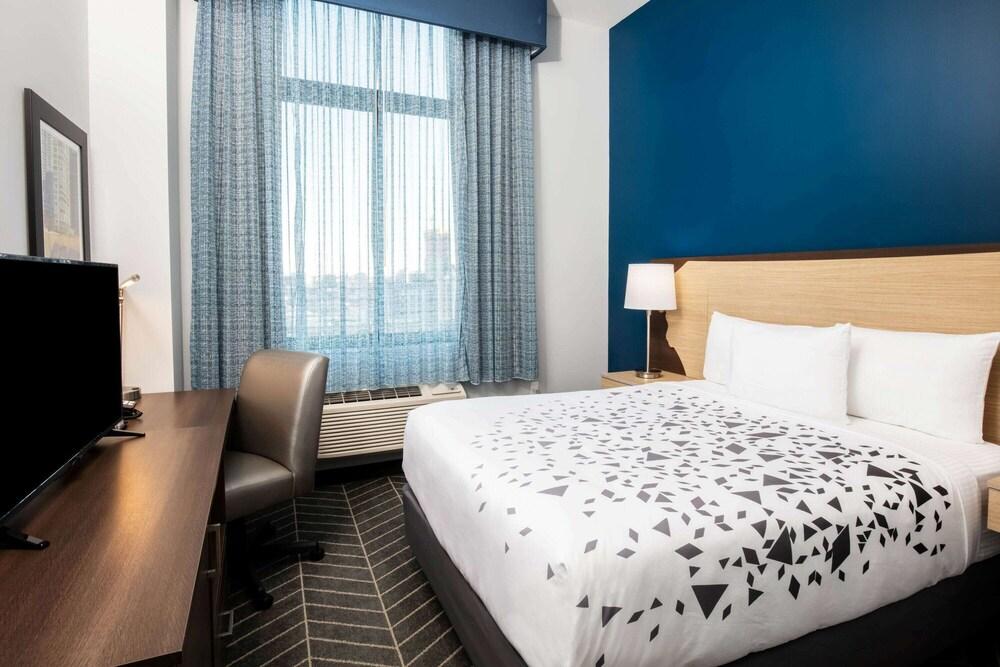 La Quinta Inn and Suites by Wyndham Long Island City