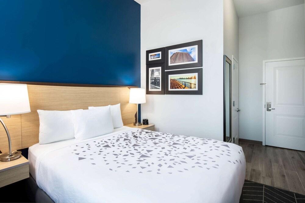 La Quinta Inn and Suites by Wyndham Long Island City