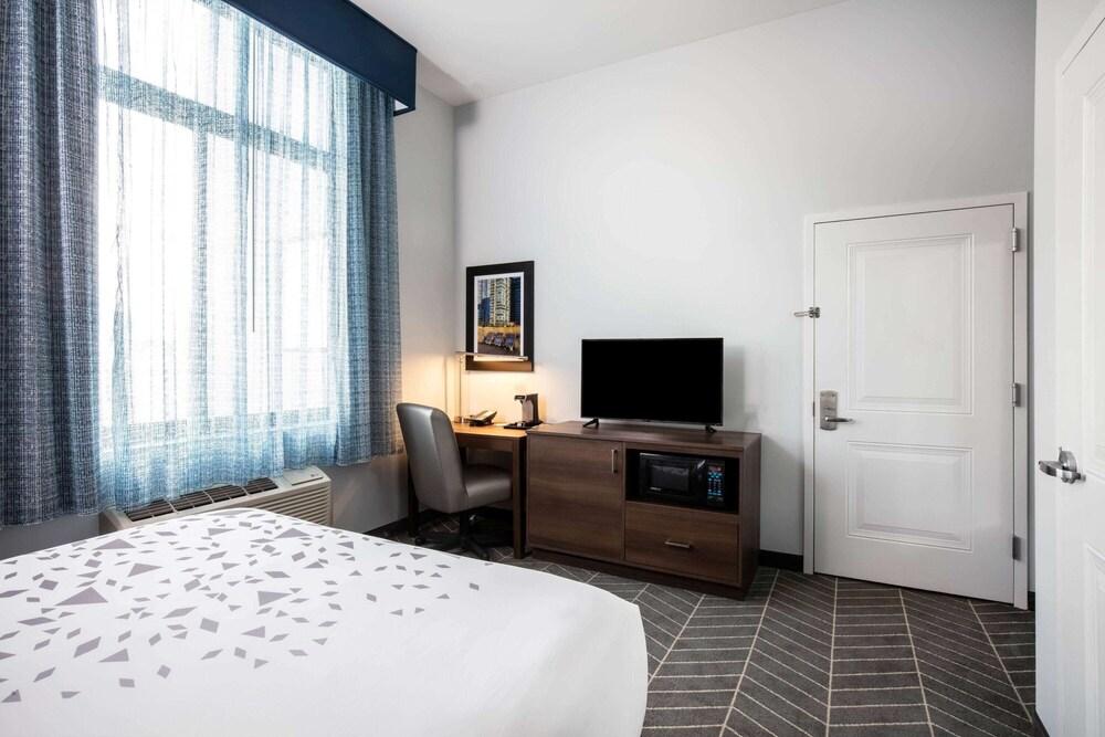 La Quinta Inn and Suites by Wyndham Long Island City