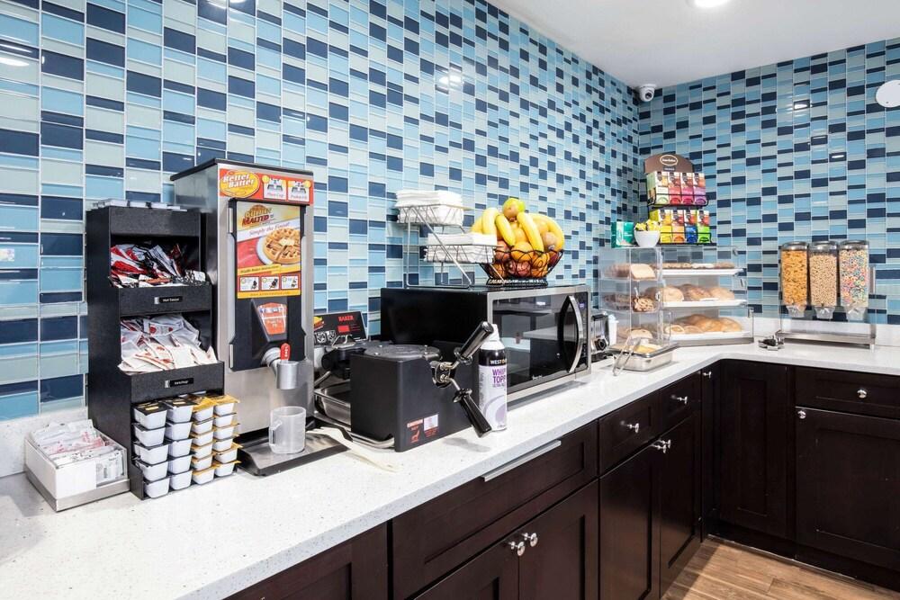 La Quinta Inn and Suites by Wyndham Long Island City