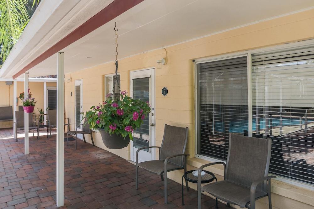 Tropical Villas of Venice Beach