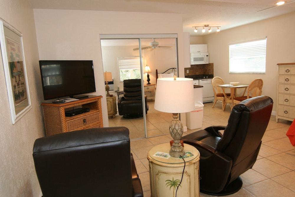 Tropical Villas of Venice Beach