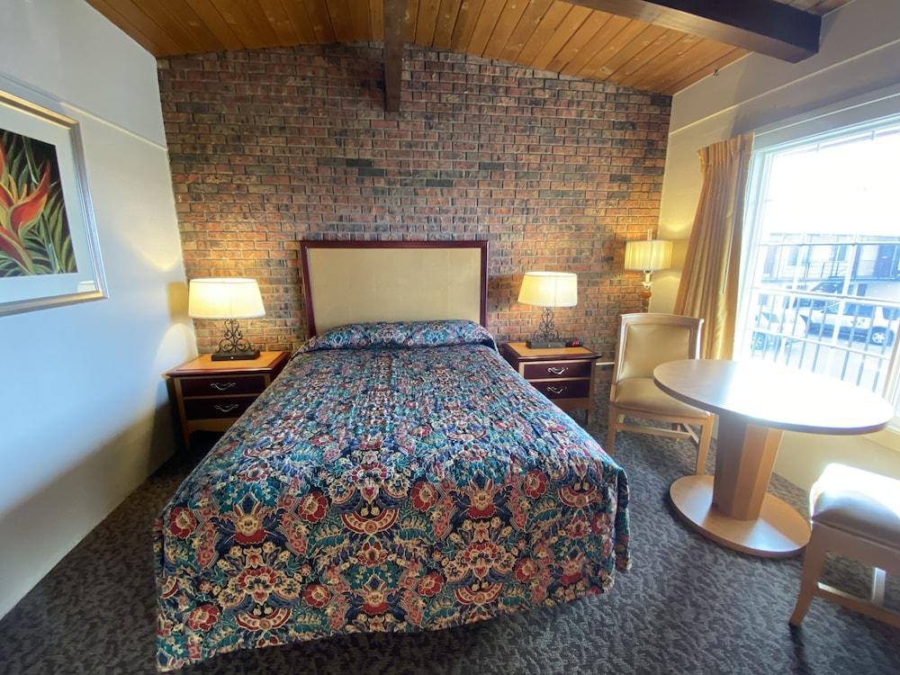 Dunes Inn