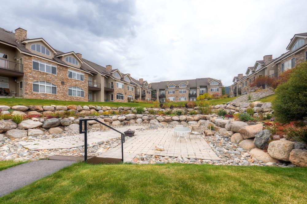 Bay Club Town Homes by CRMR