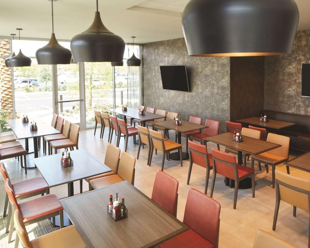 Hyatt Place Las Vegas at Silverton Village