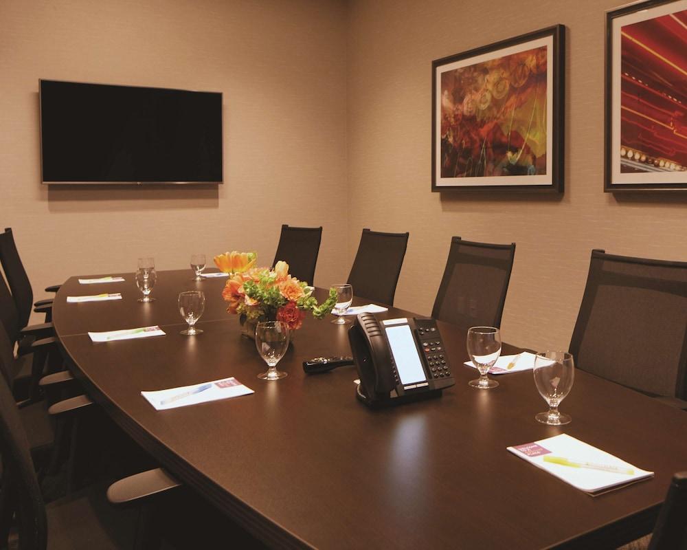 Hyatt Place Las Vegas at Silverton Village