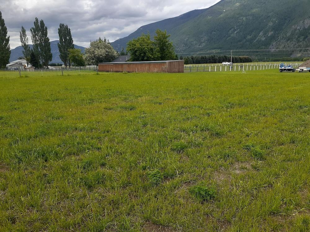 Glacier Acres Guest Ranch