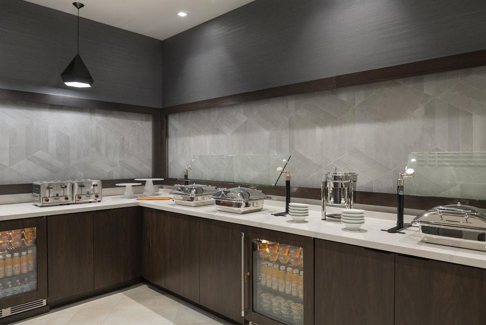 Holiday Inn Express Boston Logan Airport - Revere