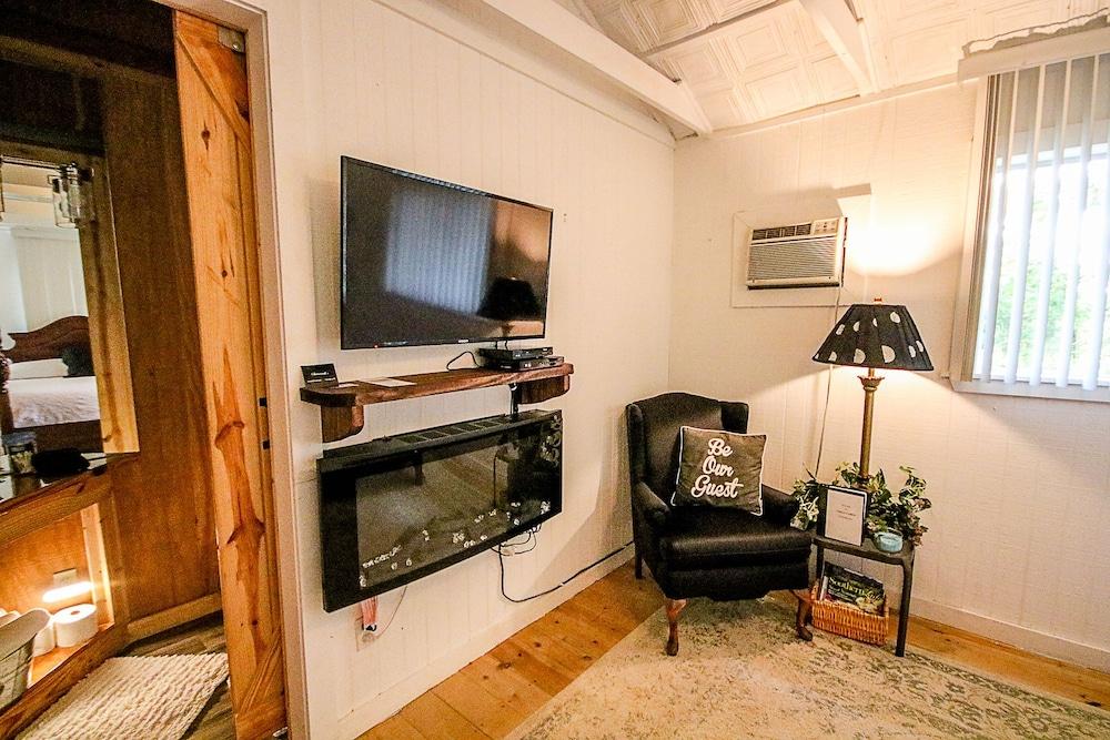 Cora's Cabins