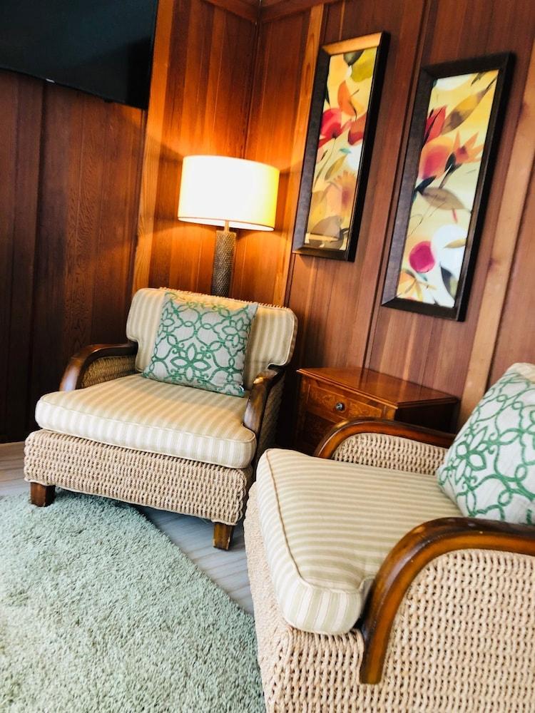 Seafoam Lodge