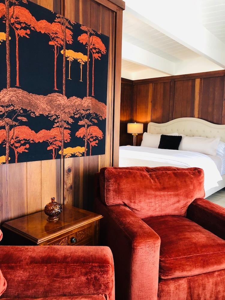 Seafoam Lodge
